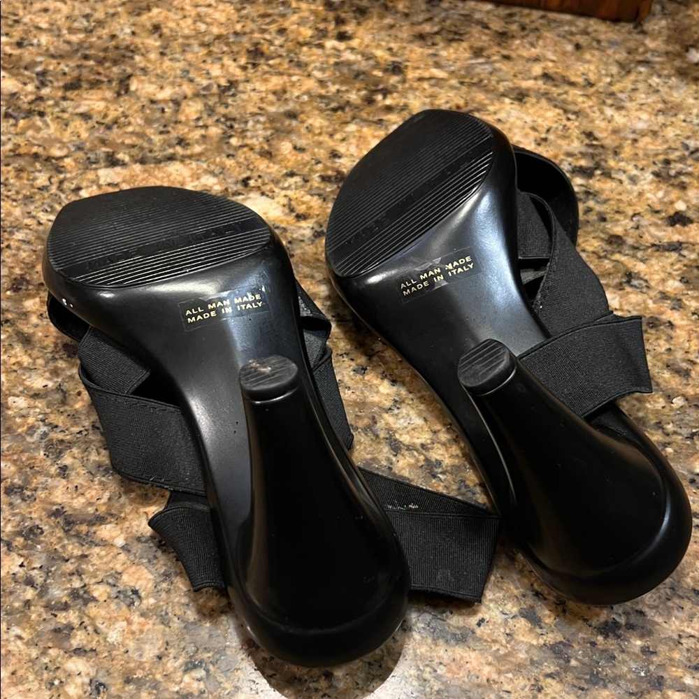 Italian Shoemakers Black Crisscross Sandals - Picture 5 of 6